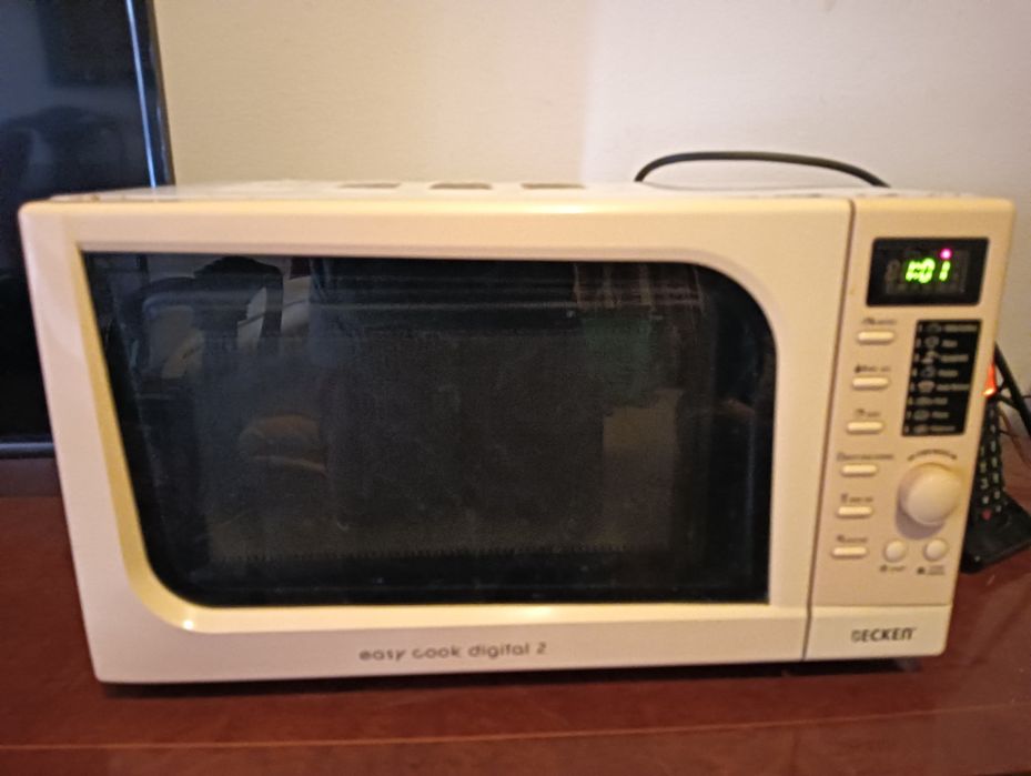 Forno Micro Ondas BECKEN - Usado mas a funcionar bem.