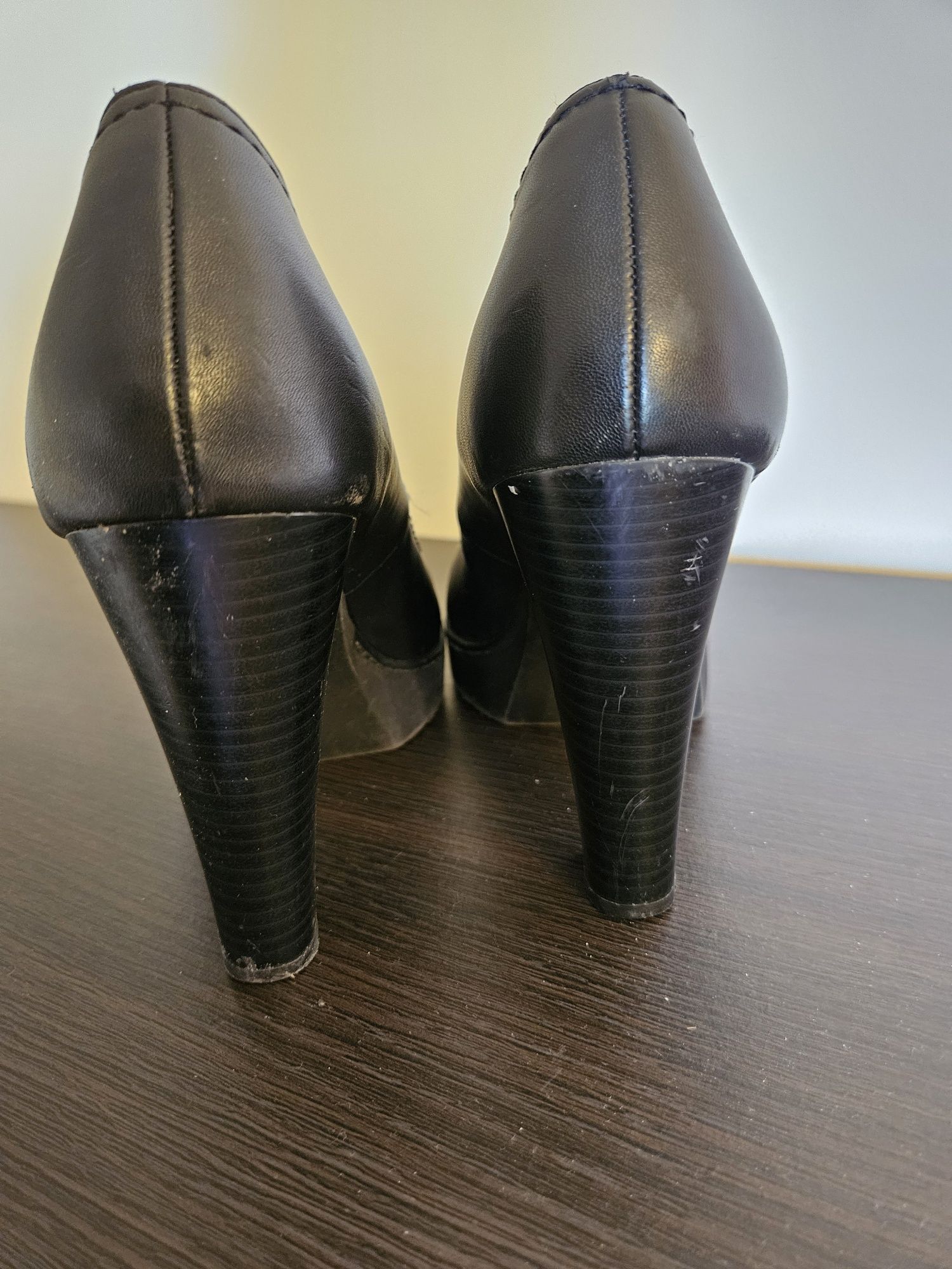 Buty na wysokim obcasie na grubej gumowej podeszwie