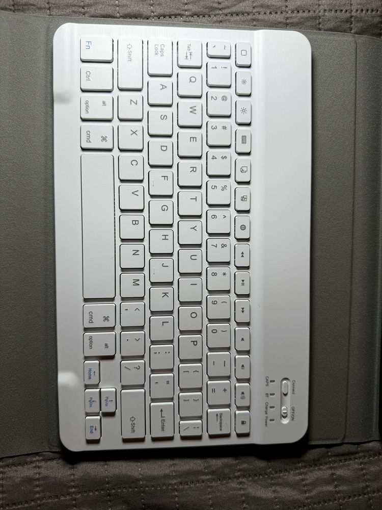 Magnetyczne etui z klawiaturą iPad 10.2