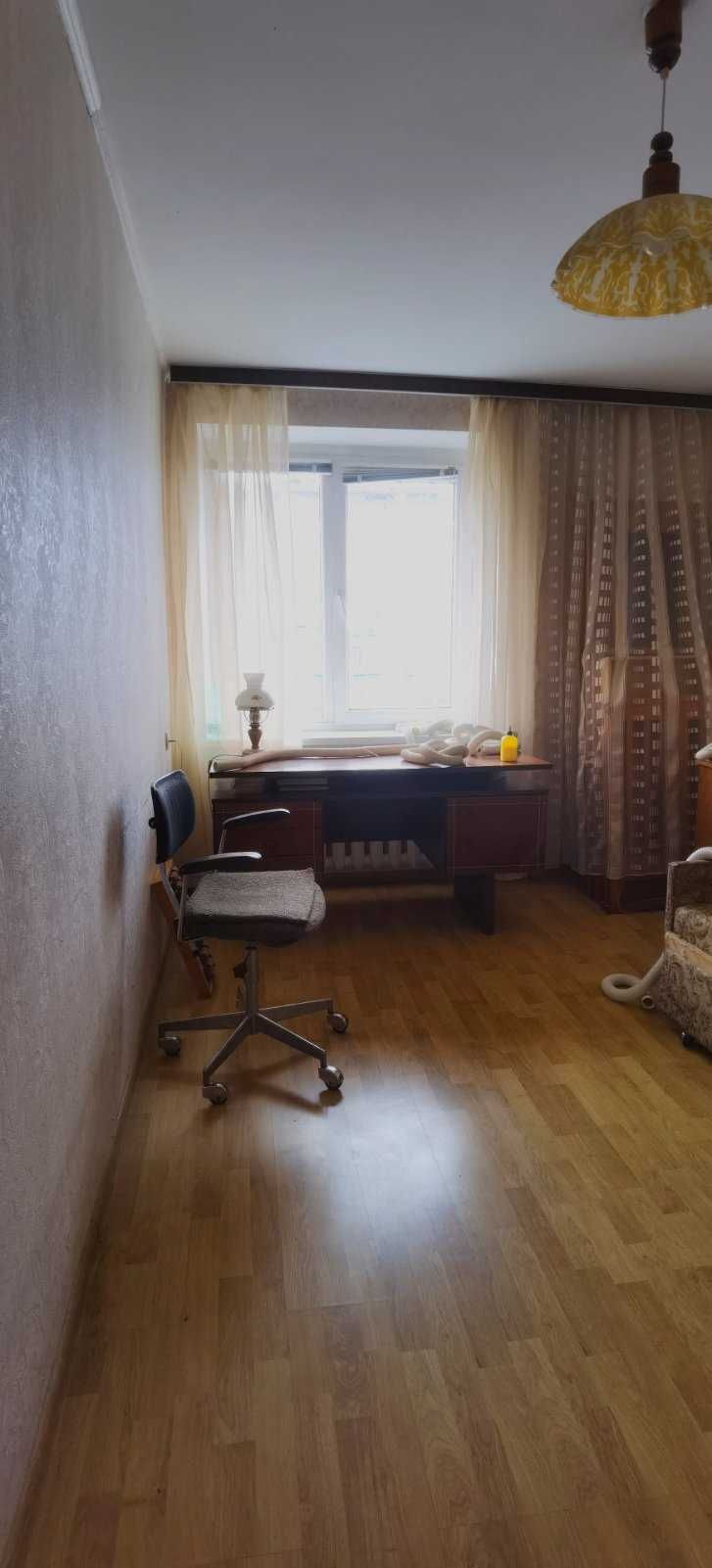Продаж просторої 4-кімнатної квартири в центрі міста