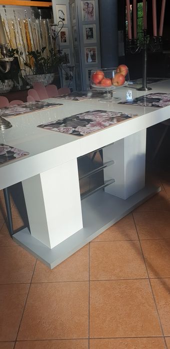 Piekny elegancki bialy stół