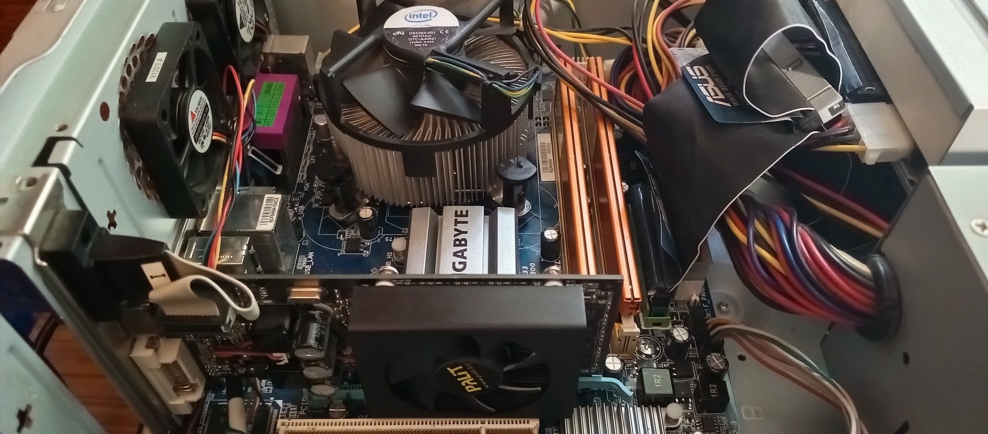 Tani komputer Q9300 4x2.5ghz 4gb ddr2 GF520 2gb hdd500