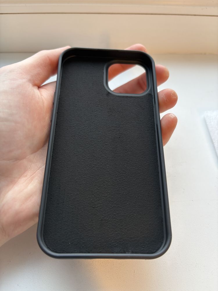 Чорний чохол на iphone 14