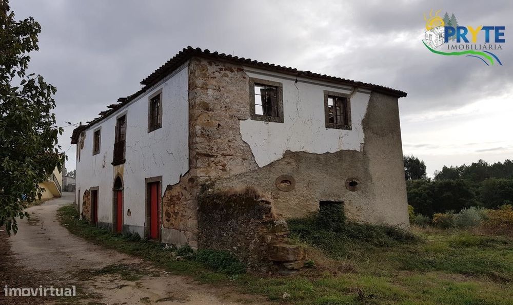 Casa senhorial em ruínas situada na localidade do Pampilhal