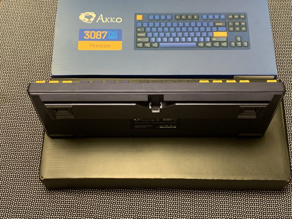 Продам механическую клавиатуру Akko 3087 v2