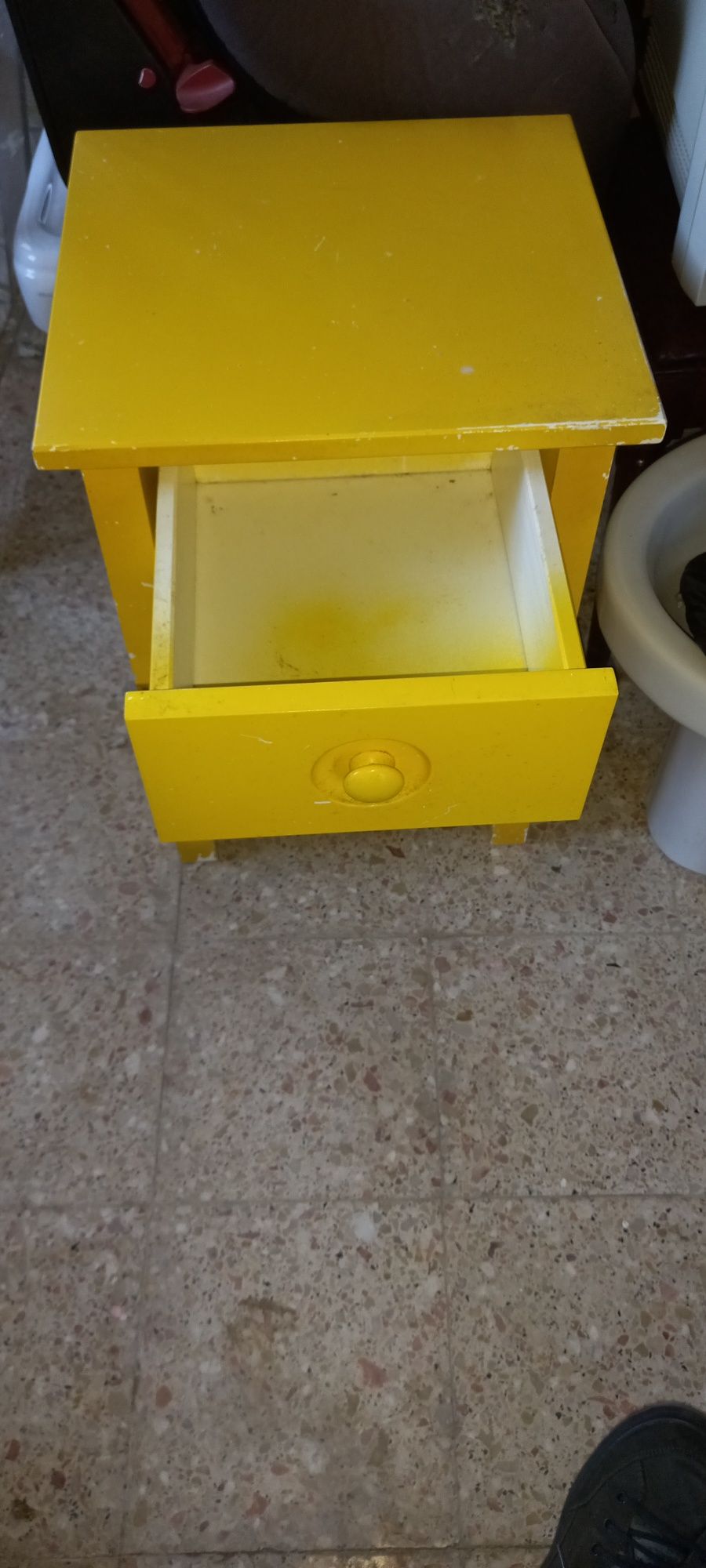 Mesa de cabeceira usada