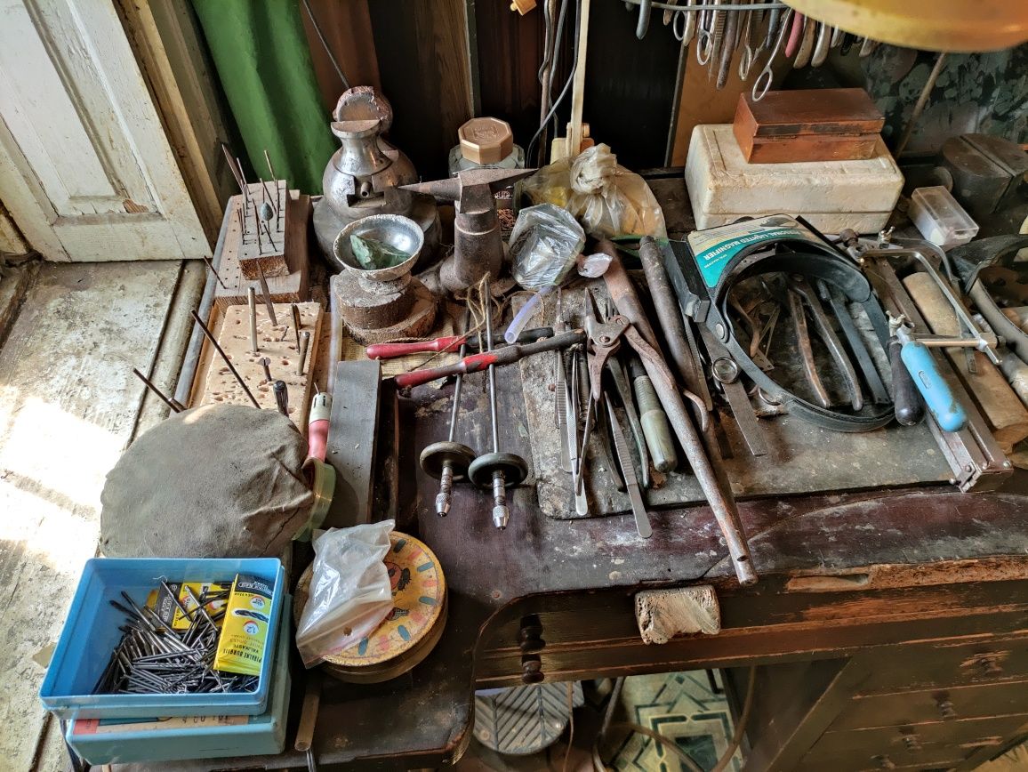 Стол и инструменты