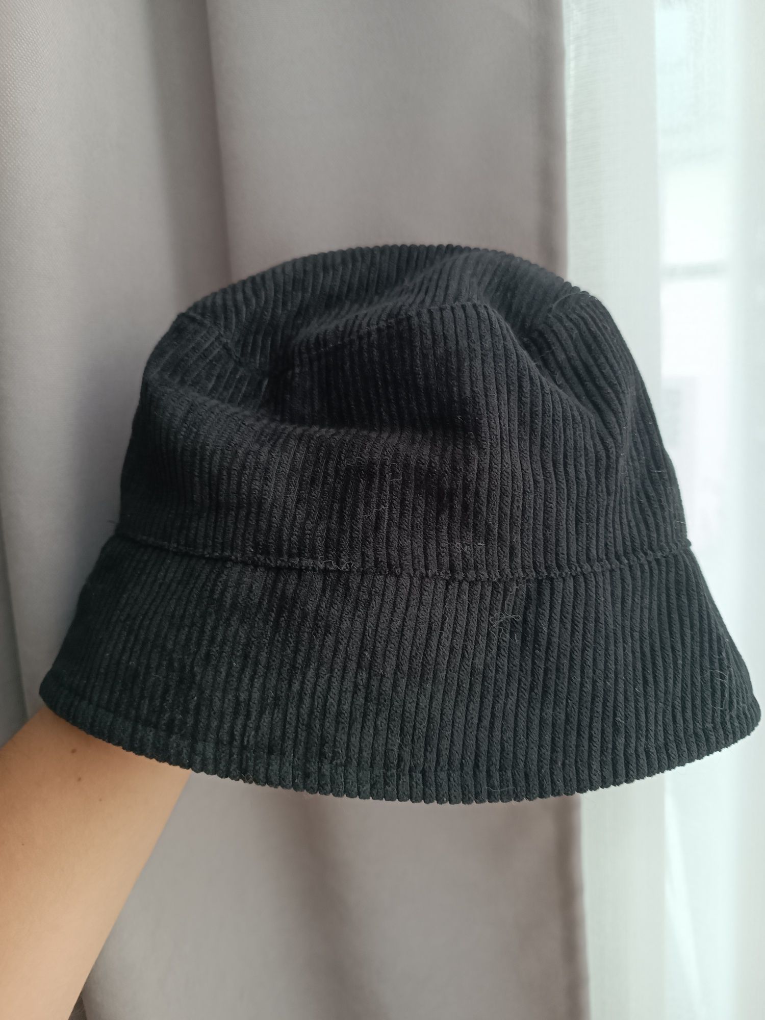 Czarna damska sztruksowa czapka bucket hat OVS rozmiar 58