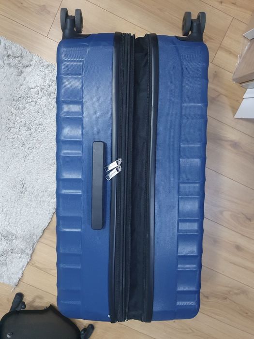 Duża walizka Amazon Basics