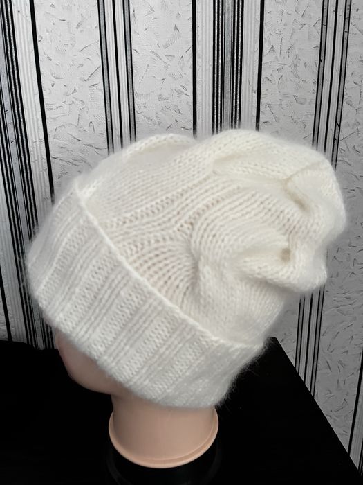 Шапка женская из итальянской ангоры, белая, ручная работа