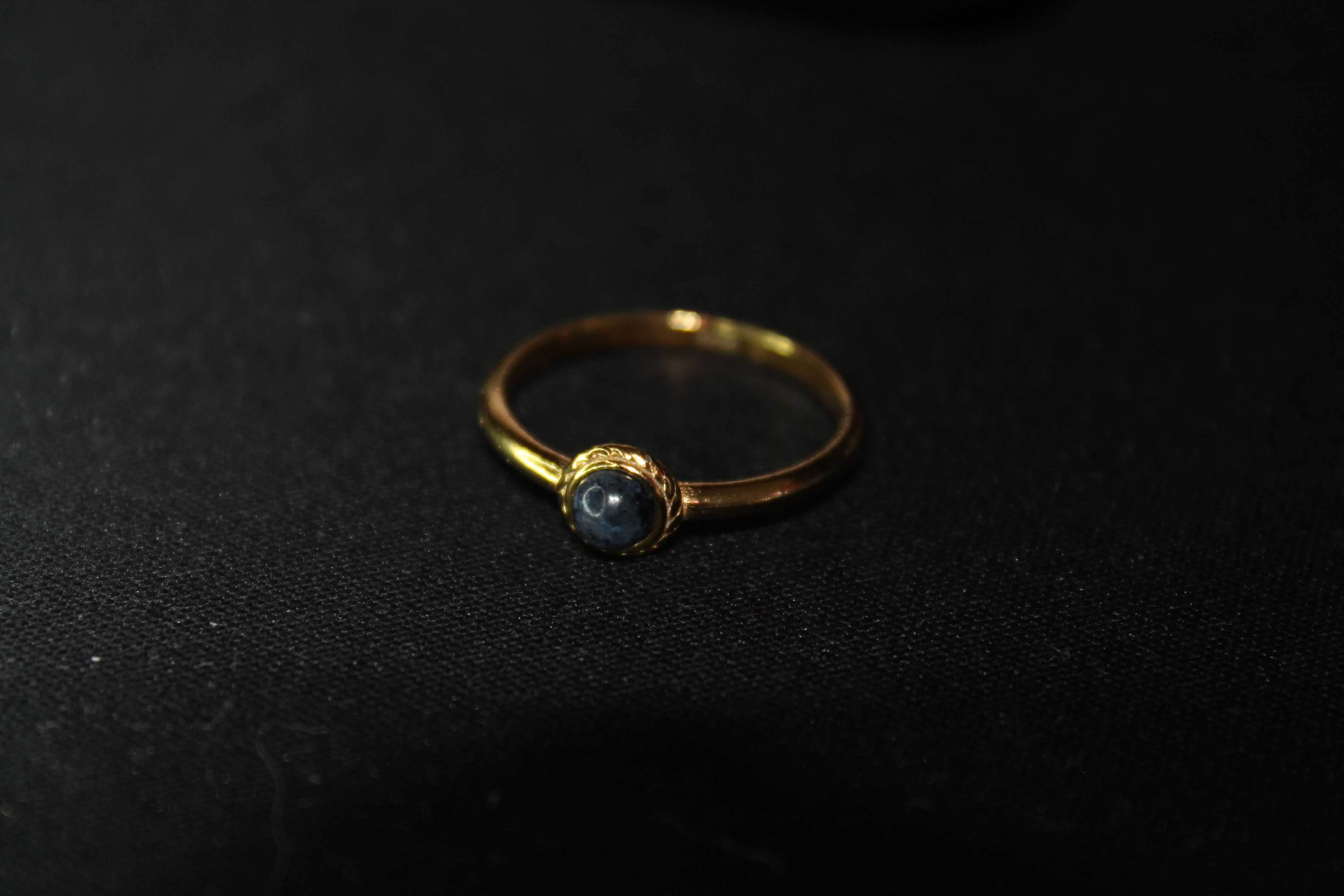 Piękny pierścionek pozłacany 24k ZŁOTEM z Dumortierytem