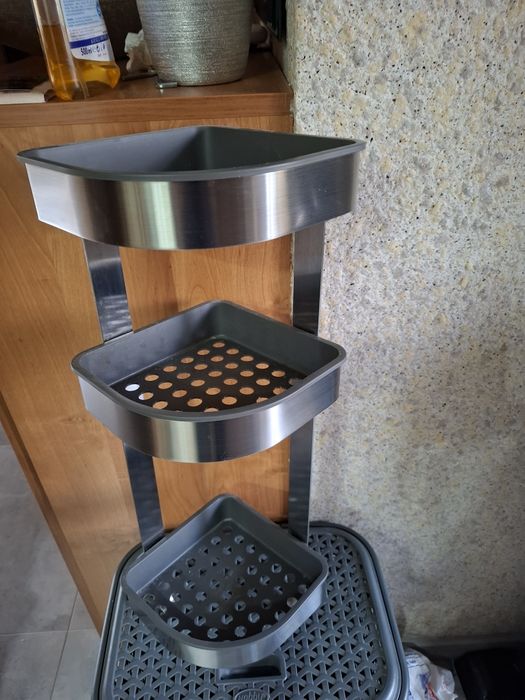 Narożny wieszak z półkami