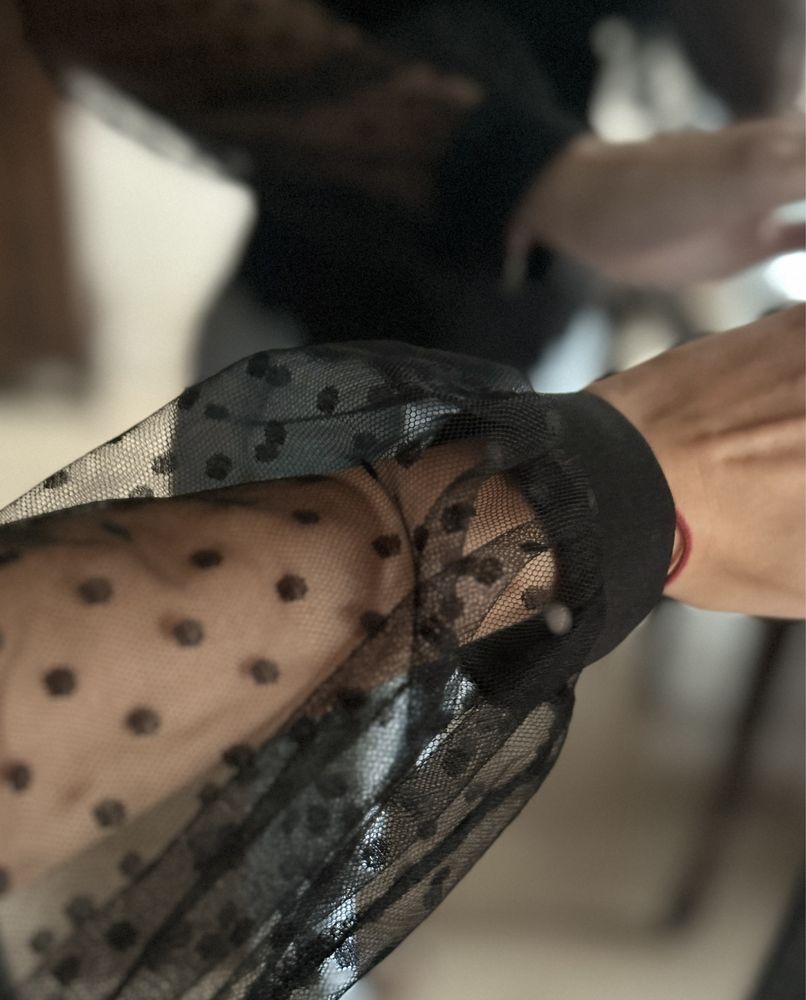 Czarna elegancka bluzka z siateczką w grochy