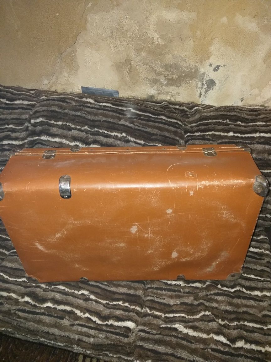 Mala de cartão antiga em bom estado com 70×40×20 cm .