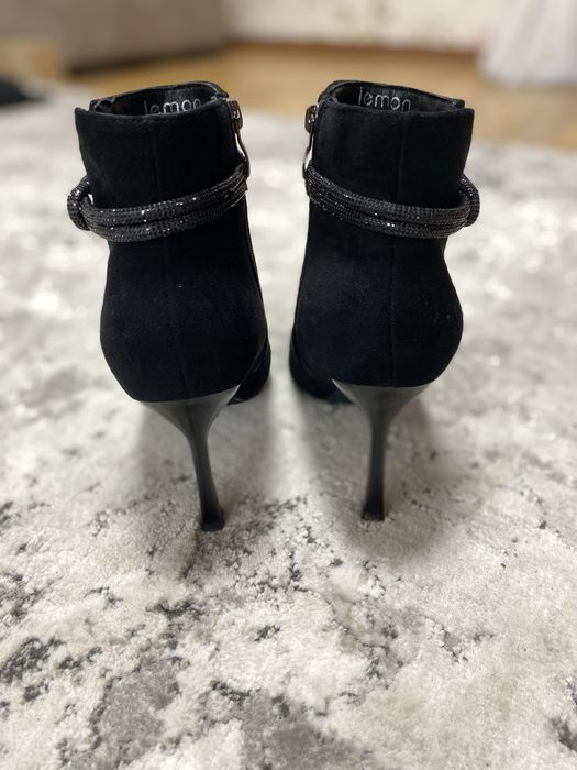 Ботінки на каблуку 38-39розмір