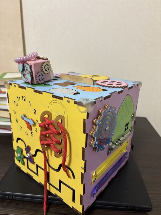 Бізікуб великий великий з подарунком