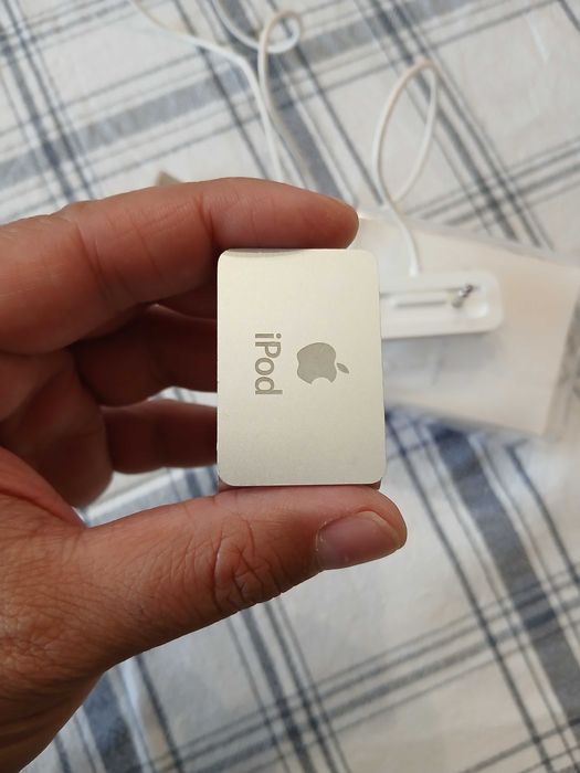 iPod Shuffle 1GB – Excellent Condition64284358182529121