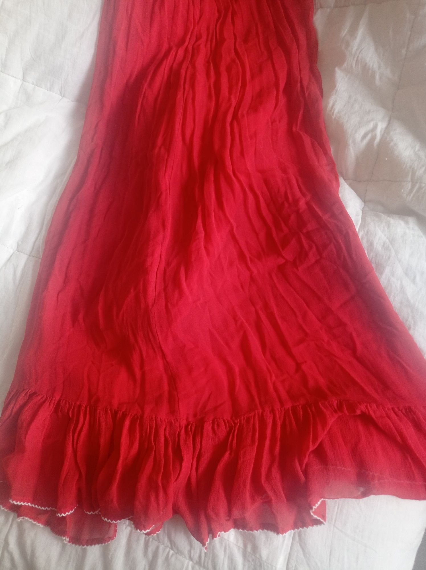 Vestido vermelho cai-cai com folho