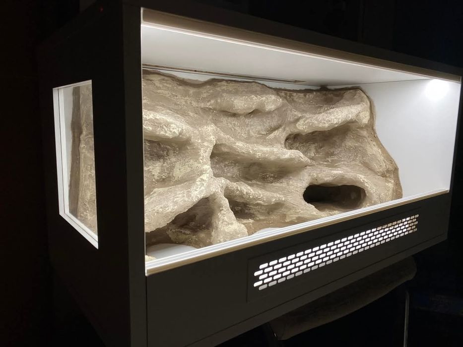 Terrarium na zamówienie, terrarium z wystrojem z plyty
meblowej.