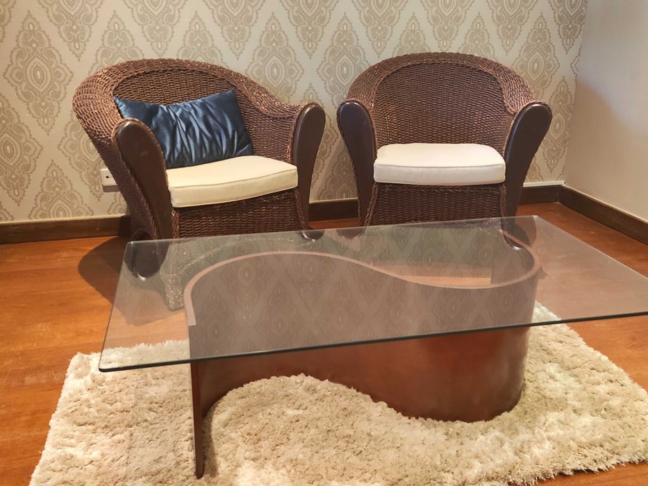 Sofas entrançados de madeira