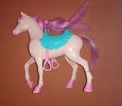 Konik dla lalki Barbie. Koń plastikowy, kremowy zielone siodło.
