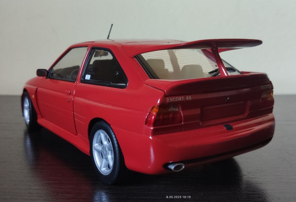 Ford Escort Cosworth 1:18 rok 1992 Minichamps