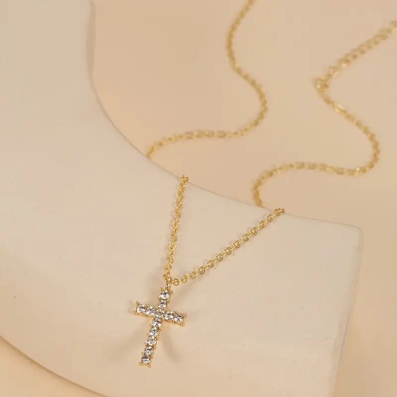 Colar CRUZ COM STRASS
Aço inoxidável dourado 
Simples e Bonito 
NOVO