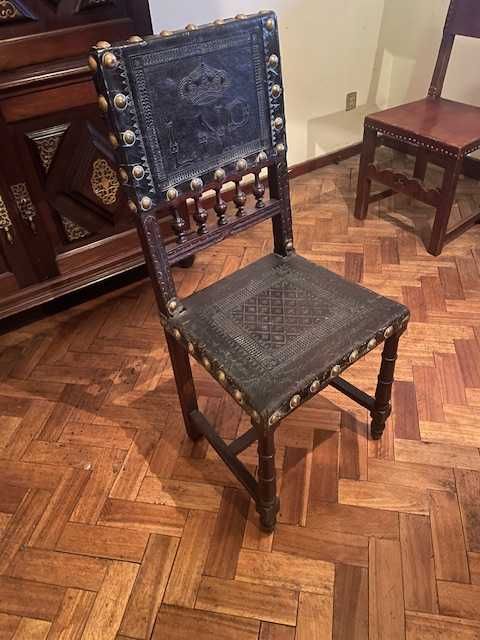 Cadeira de couro antiga