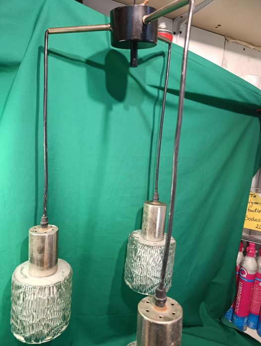 Żarówka szperownia zamknięta Lampa wisząca trzyramienna z żarówkami