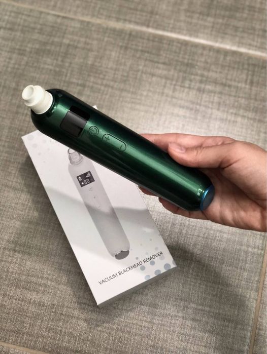 Вакуумний очищувач білий та зелений пор обличчя скраб