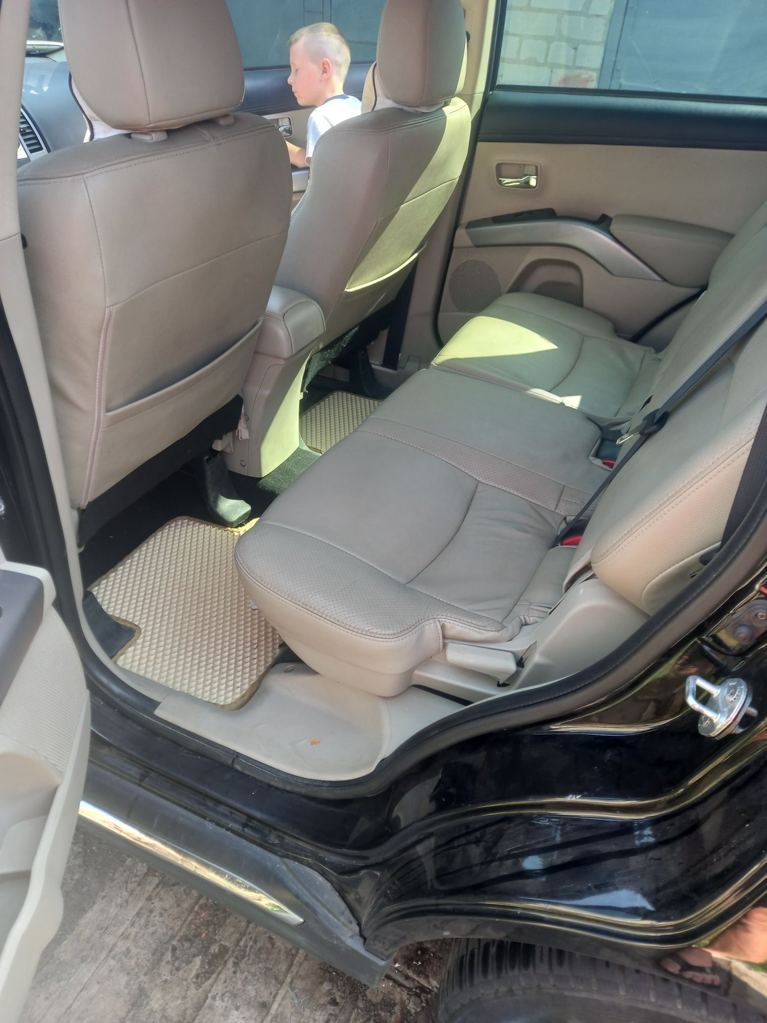 Mitsubishi  Outlander XL