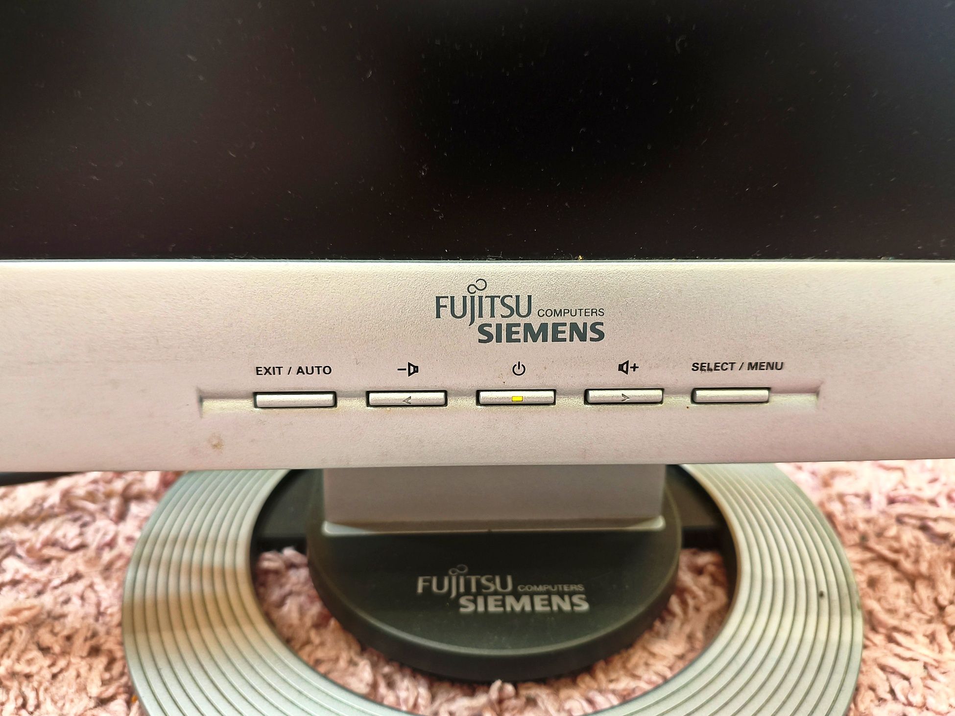 Монітор Fujitsu Siemens 19 дюймів з вбудованими динаміками