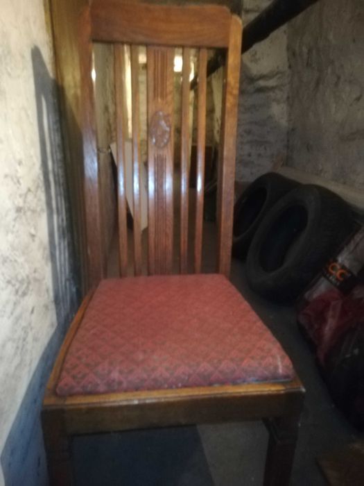 Krzesła brązowe stare