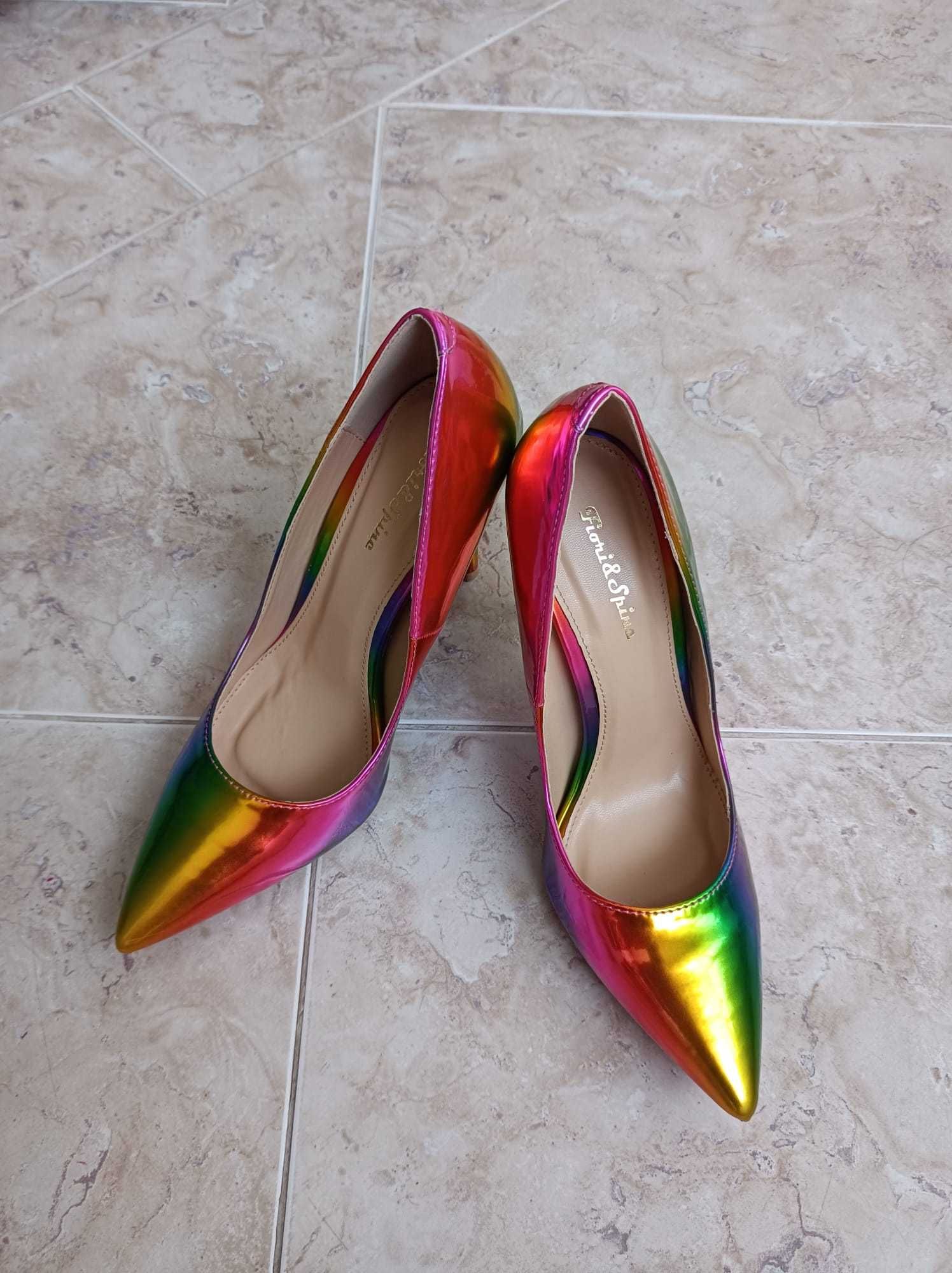Sapatos Multicoloridos Novos