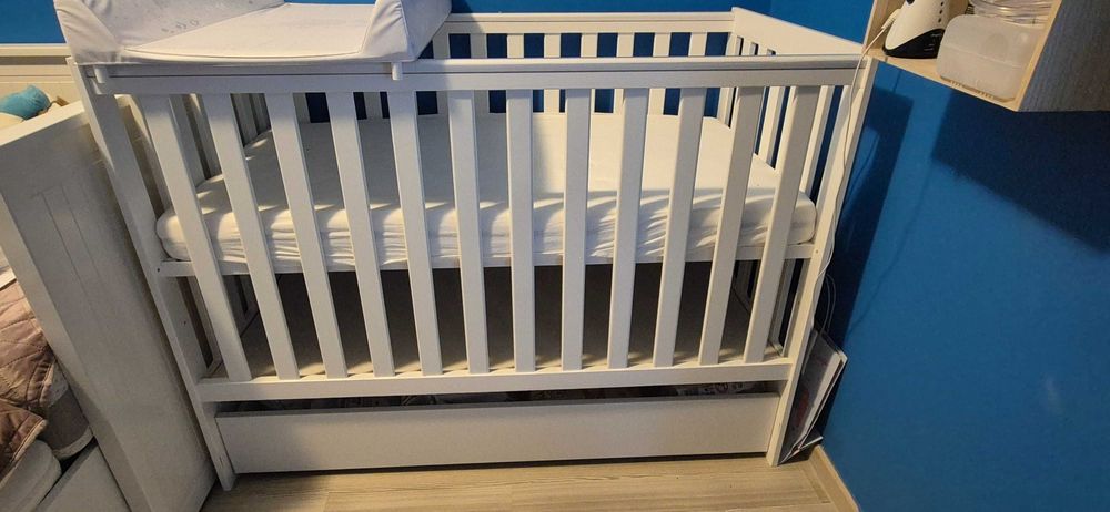 Łóżeczko dla dziecka + materac + przewijak