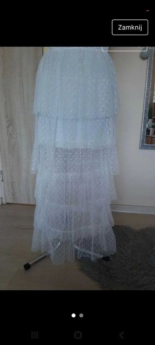 Biala tiulowa spódnica falbany