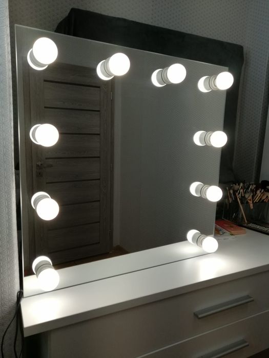 Lustro make up 60x60 Led do makijazu wizażu z zarowkami na toaletke