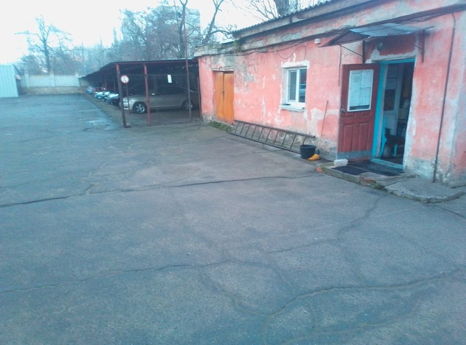 Продаю металлический навес на авто стоянке для авто ул.Строителей1