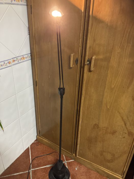 Candeeiro de pé alto com várias posições em bom estado