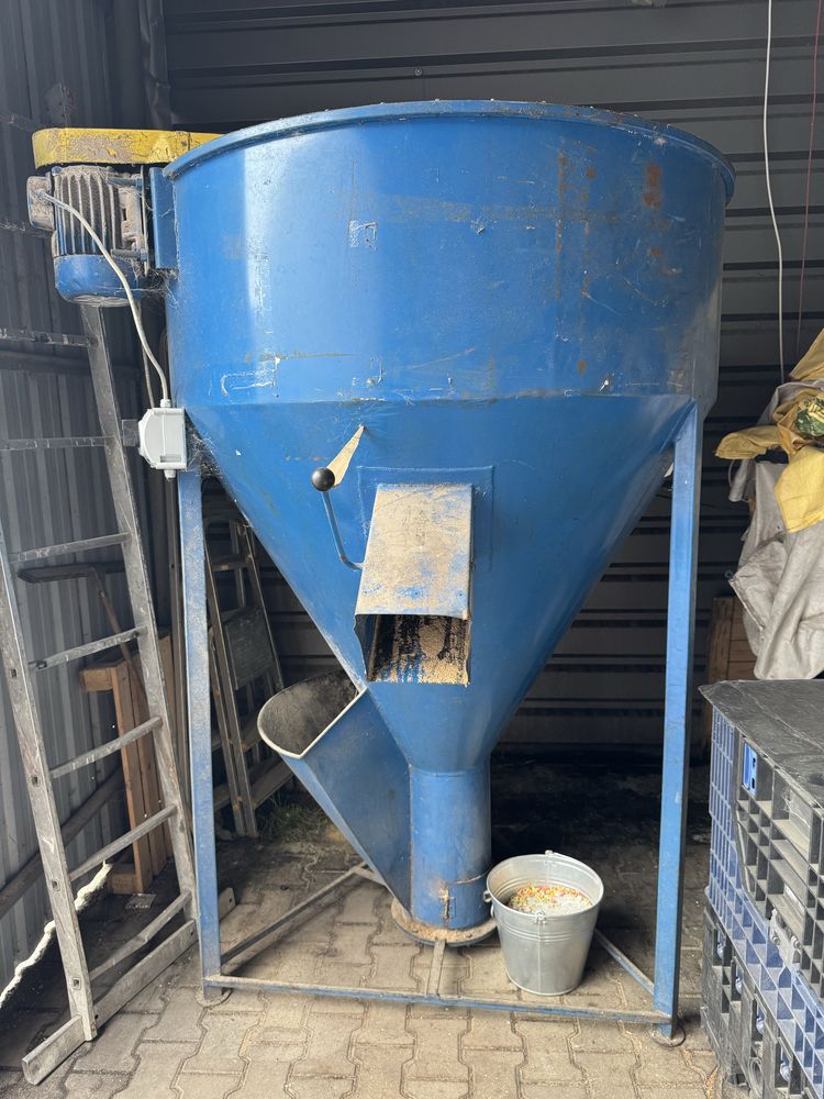 Mieszalnik pasz 600kg uzywany. Prawy. Adraf
