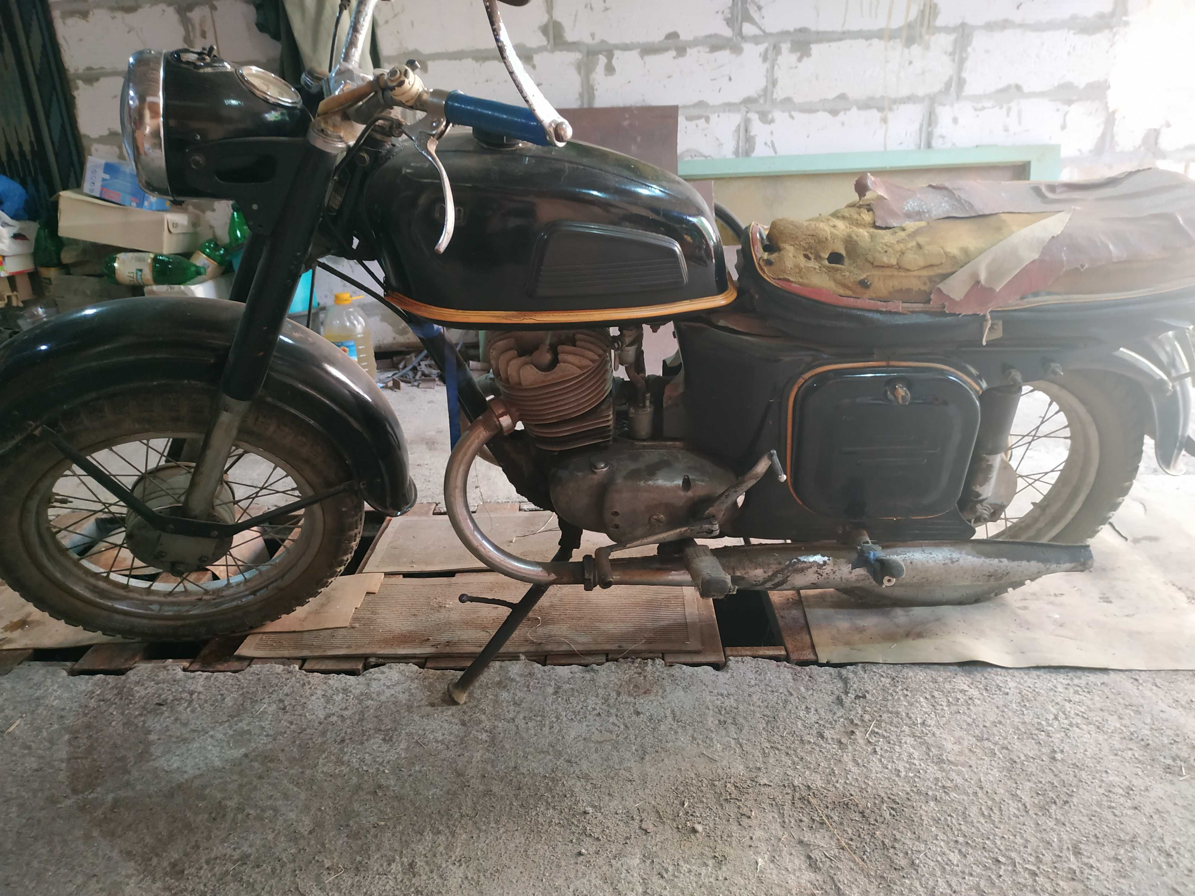 Продам мотоцикл "Ковровець 157"(возможен торг)+380680086324