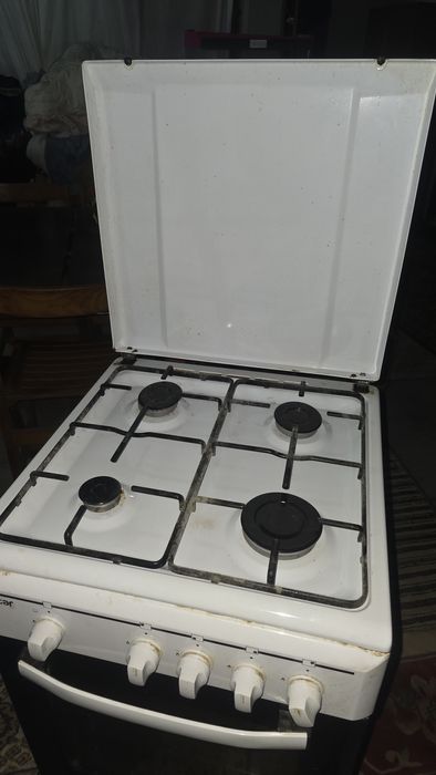 Fogão com forno em branco