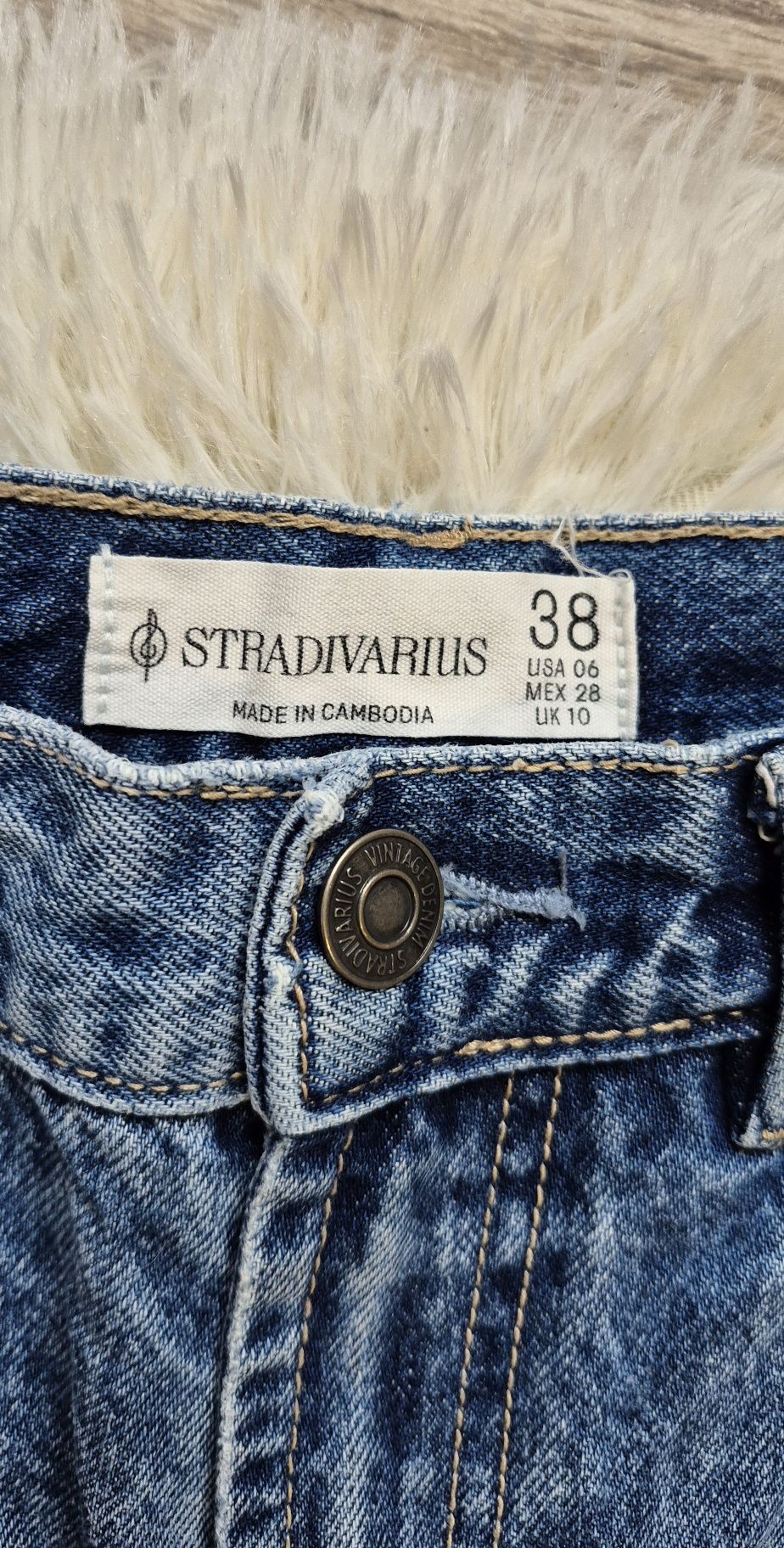 Stradivarius jeansy z przetarciami prosty fason M /38