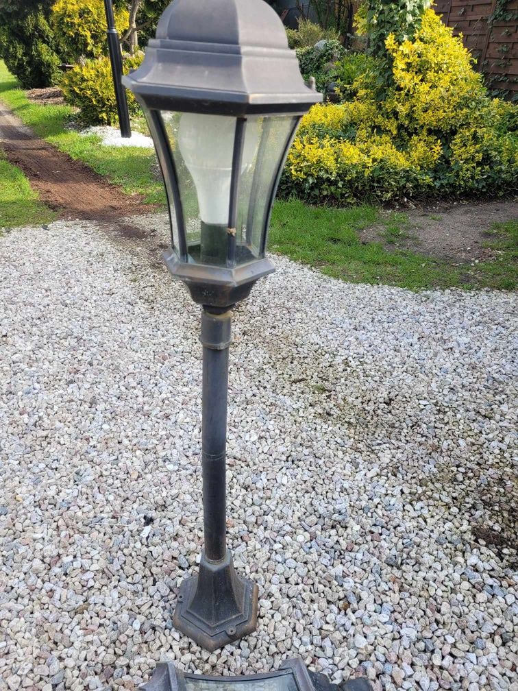 Lampy ogrodowe z żarówkami