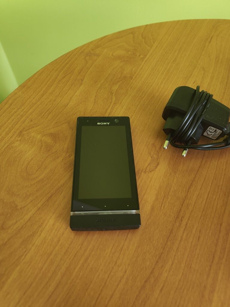 Smartphone Sony Xperia ST25i 512 MB / 8 GB czarny + ładowarka