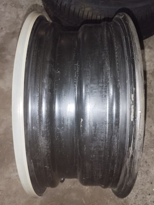 Диски R15
Покришка гудієр 185/65 р15 gt3 ніразу не їздила 
Диск