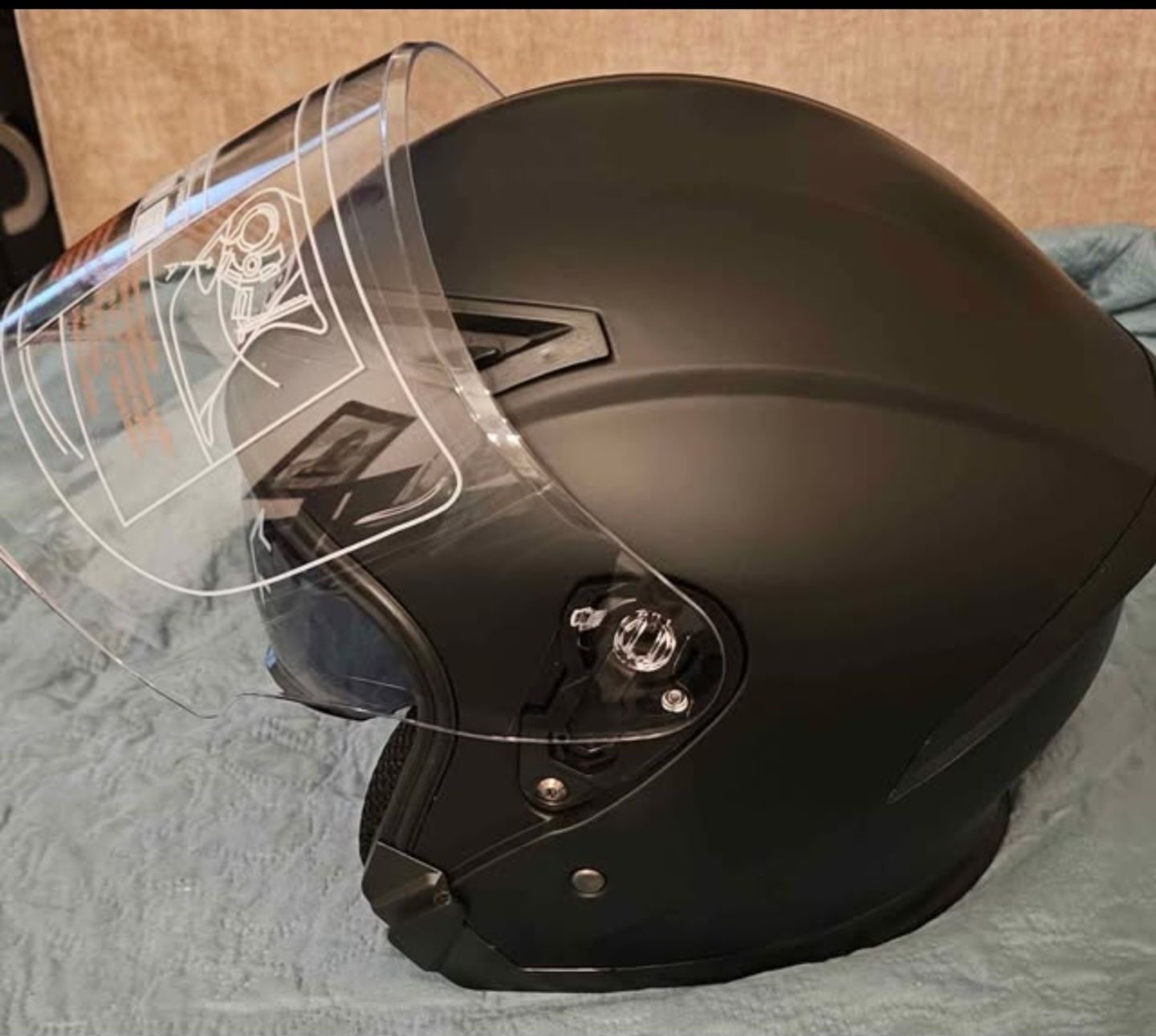 Capacetes de moto novos com viseira solar