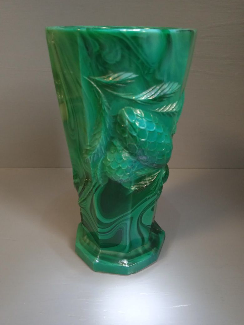 Продам ваза малахитовое стекло Чехословакия.