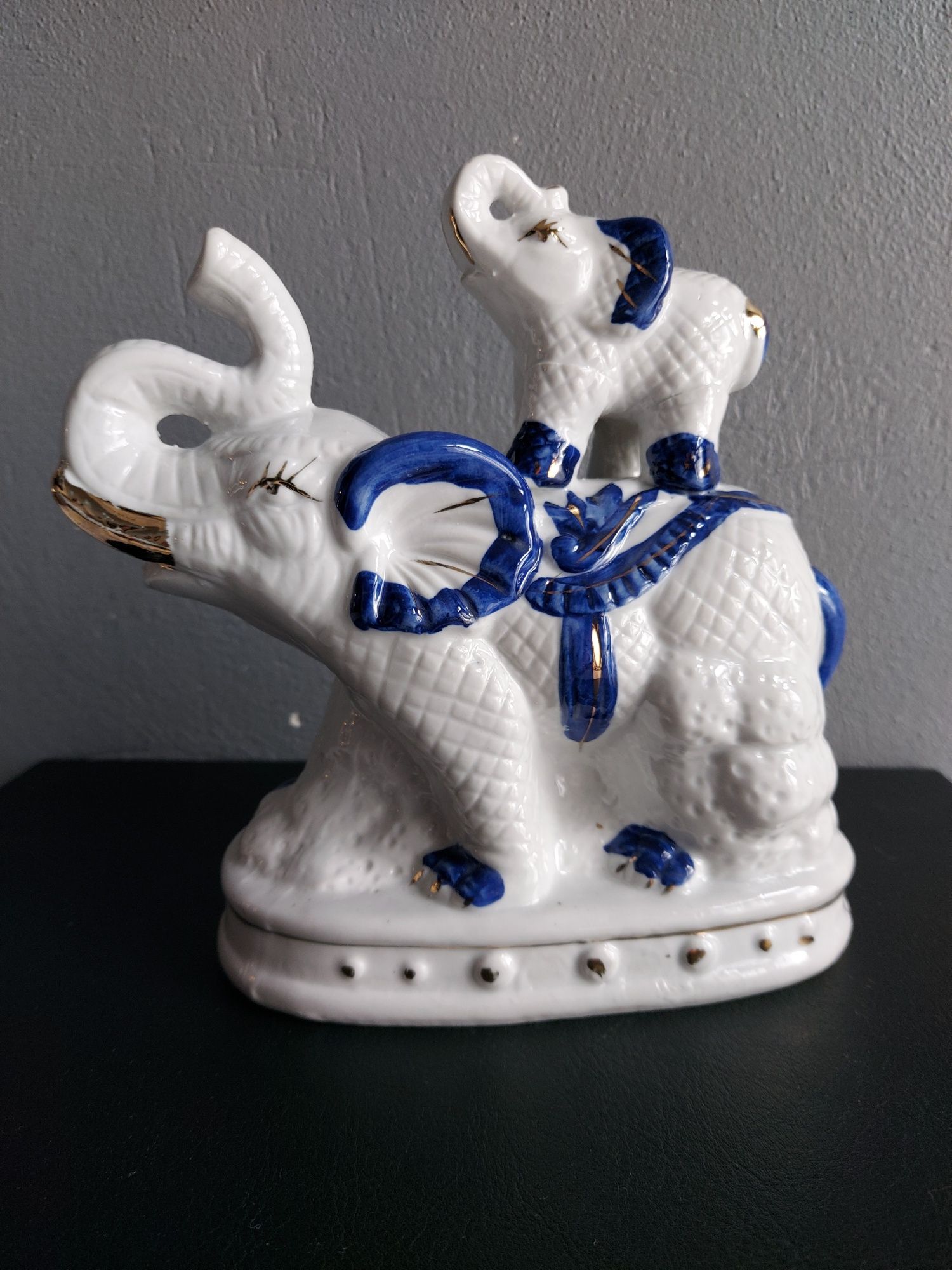 Porcelanowa figurka Słonie na szczęście