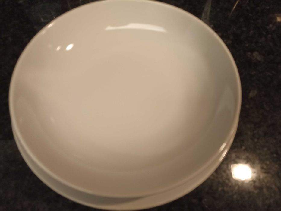 conjunto de louça branca IKEA, com 62 peças, 60 cêntimos por peça